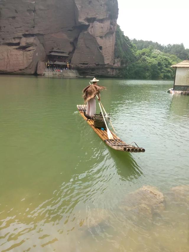 一个让人流连忘返的地方,山清水秀,只需要坐在河边发呆就行。