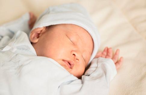 0-3个月婴儿睡不安稳,新生儿睡觉不踏实哼唧唧