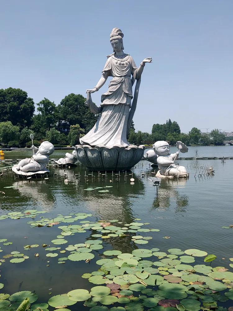 曾作为禁地，与外界隔绝二百六十多年的“玄武湖”，今日锣鼓喧天