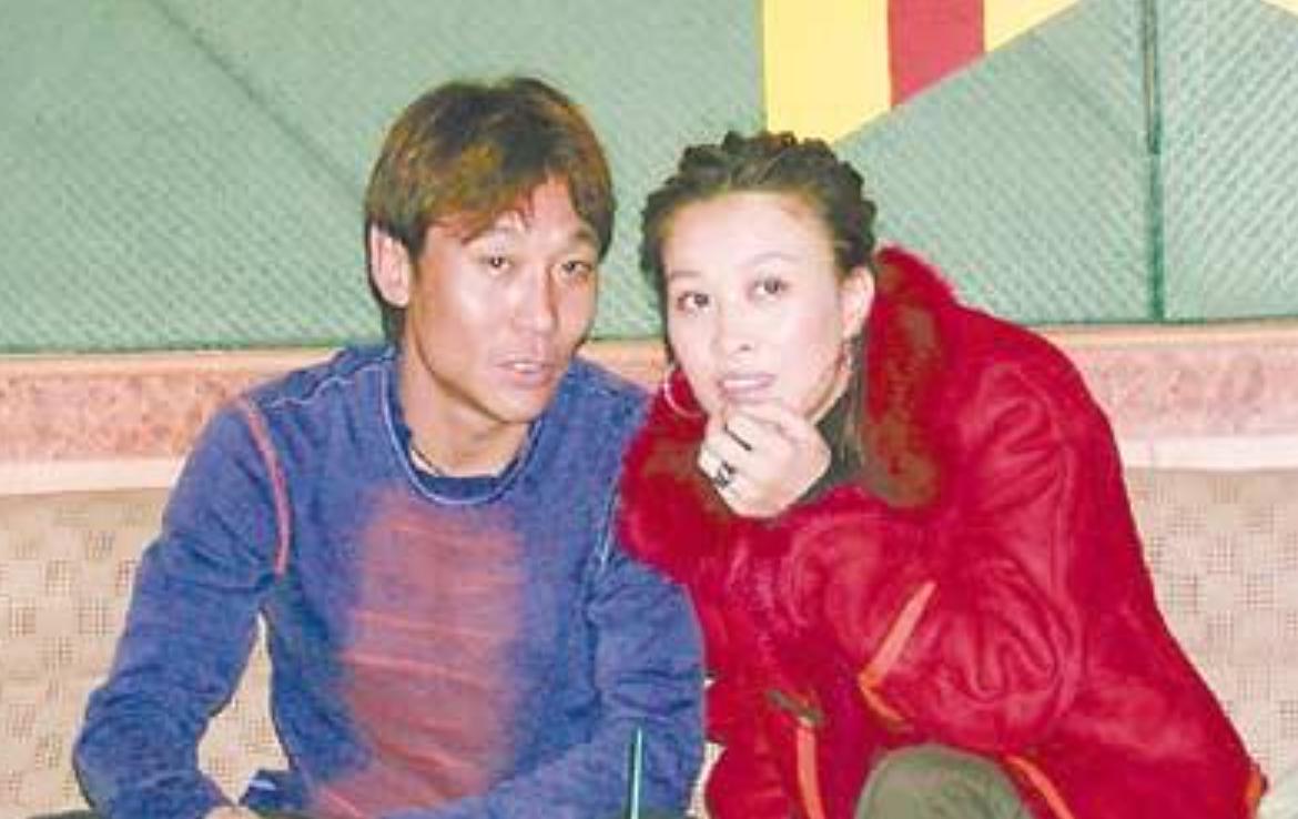 让那英苦恋10年,两个女人为他未婚生子,如今的高峰怎么样了?