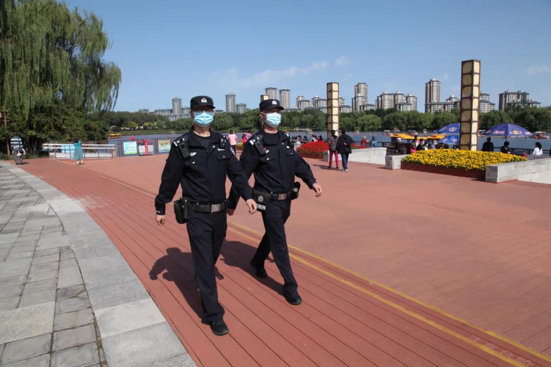 民警在岗位上祝福祖国繁荣昌盛,祝福祖国的守护者平安快乐