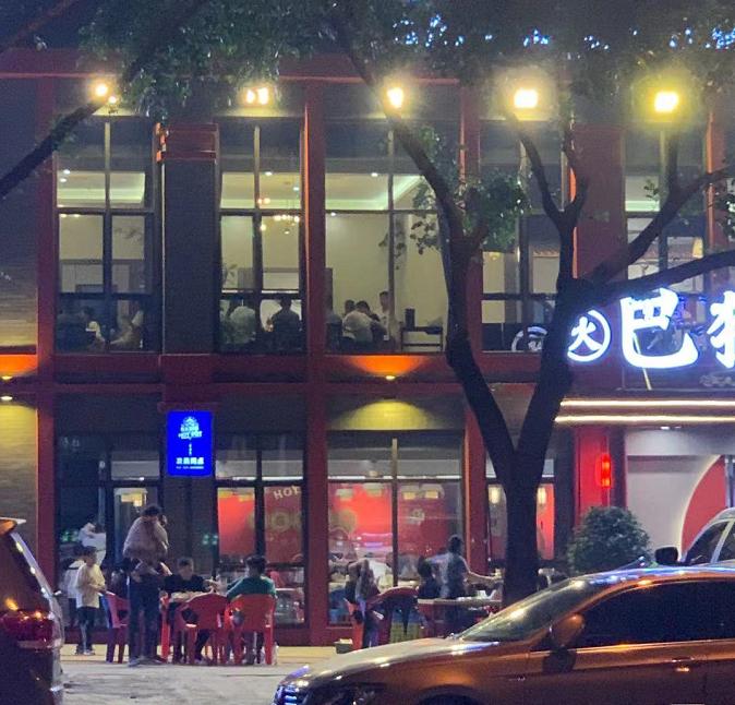 网红火锅店火爆网红探店不排队,无人自助火锅的创新点