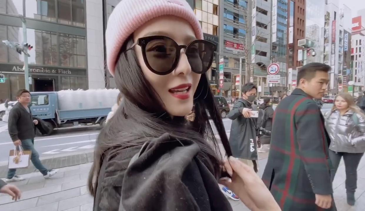 范冰冰穿恨天高跷二郎腿 (范冰冰穿黑色披风踩恨天高)