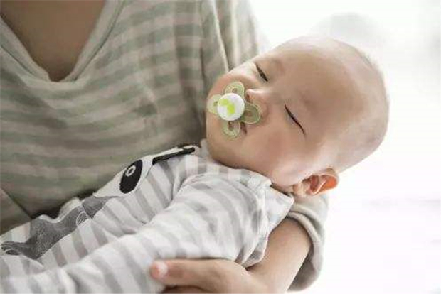 宝宝白天如何哄睡,宝宝白天很好哄睡晚上难入睡