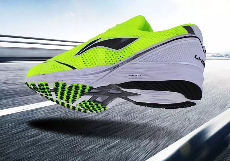 还记得第一双跑鞋吗,还记得第一双碳板跑鞋吗