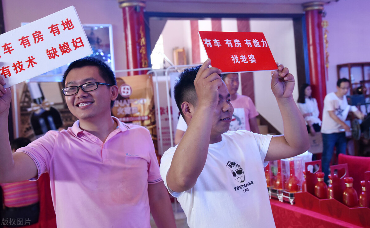 拍婚纱照时；遇到了自己喜爱的人；该继续结婚还是吐露心声；