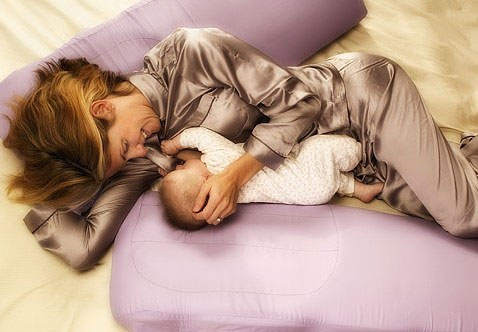 孩子喜欢“摸奶睡”，妈妈不忍拒绝会留隐患，身体界限要从小教