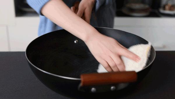 铁锅不粘锅最简单方法,铁锅怎样做才不粘锅视频