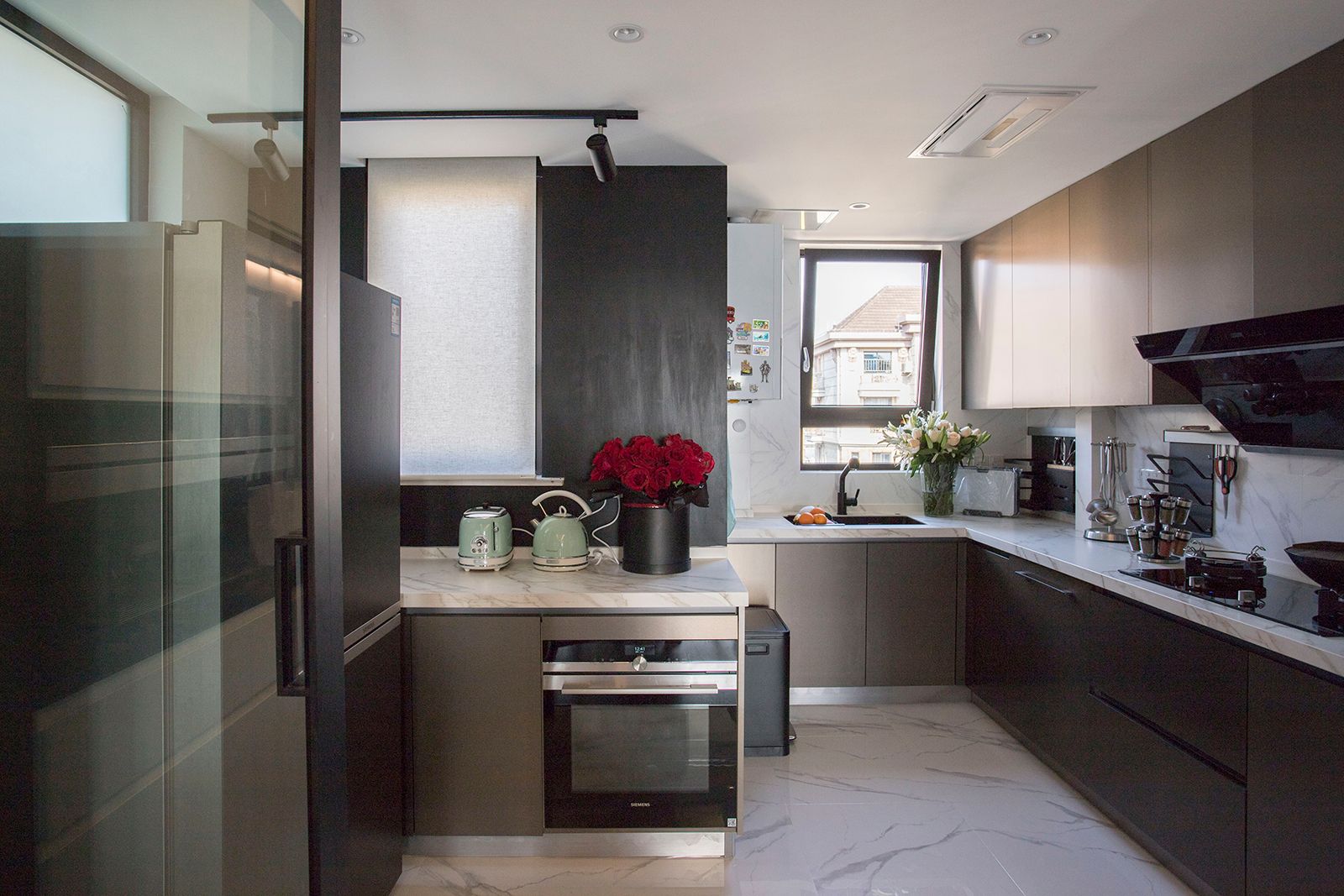 103㎡收纳满分，电动窗帘、上轨道移门和阳台吧台让家一键变高级