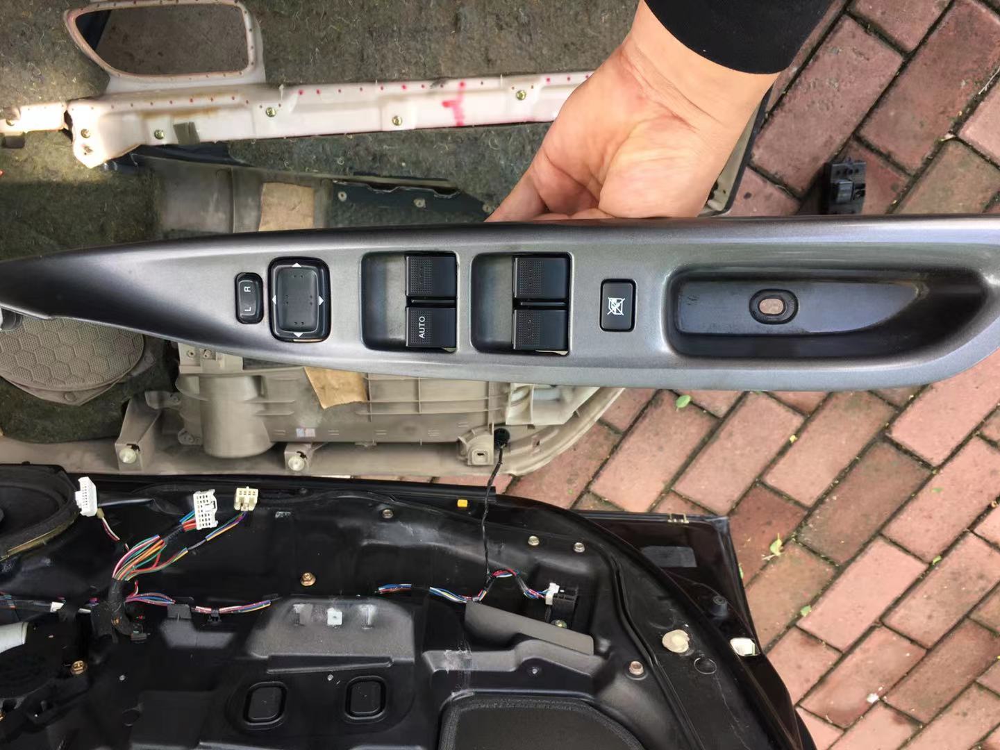 马六主驾驶升降器开关怎么拆,马六右后门玻璃升降器更换