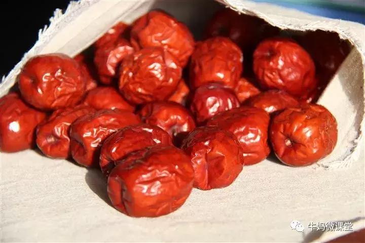 产后乳房表面起红色疙瘩,产后乳房有黄豆大小的硬疙瘩