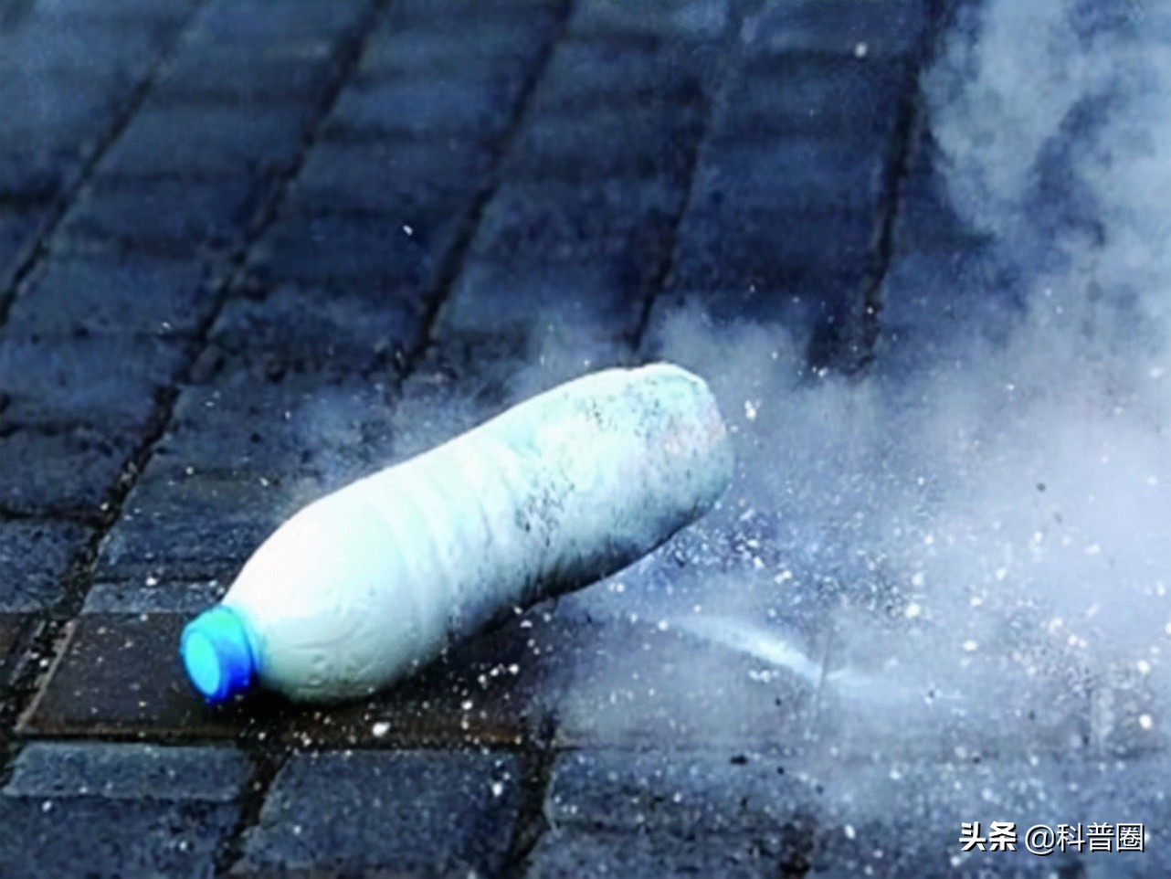 干燥剂遇水爆炸眼睛,干燥剂爆炸伤到眼睛的视频