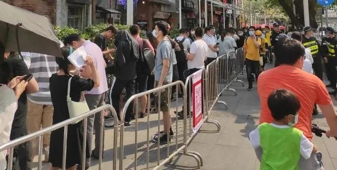 5万桌排队,饮品代购炒到600元一杯!交警也急了…网友:我都能去趟长沙了
