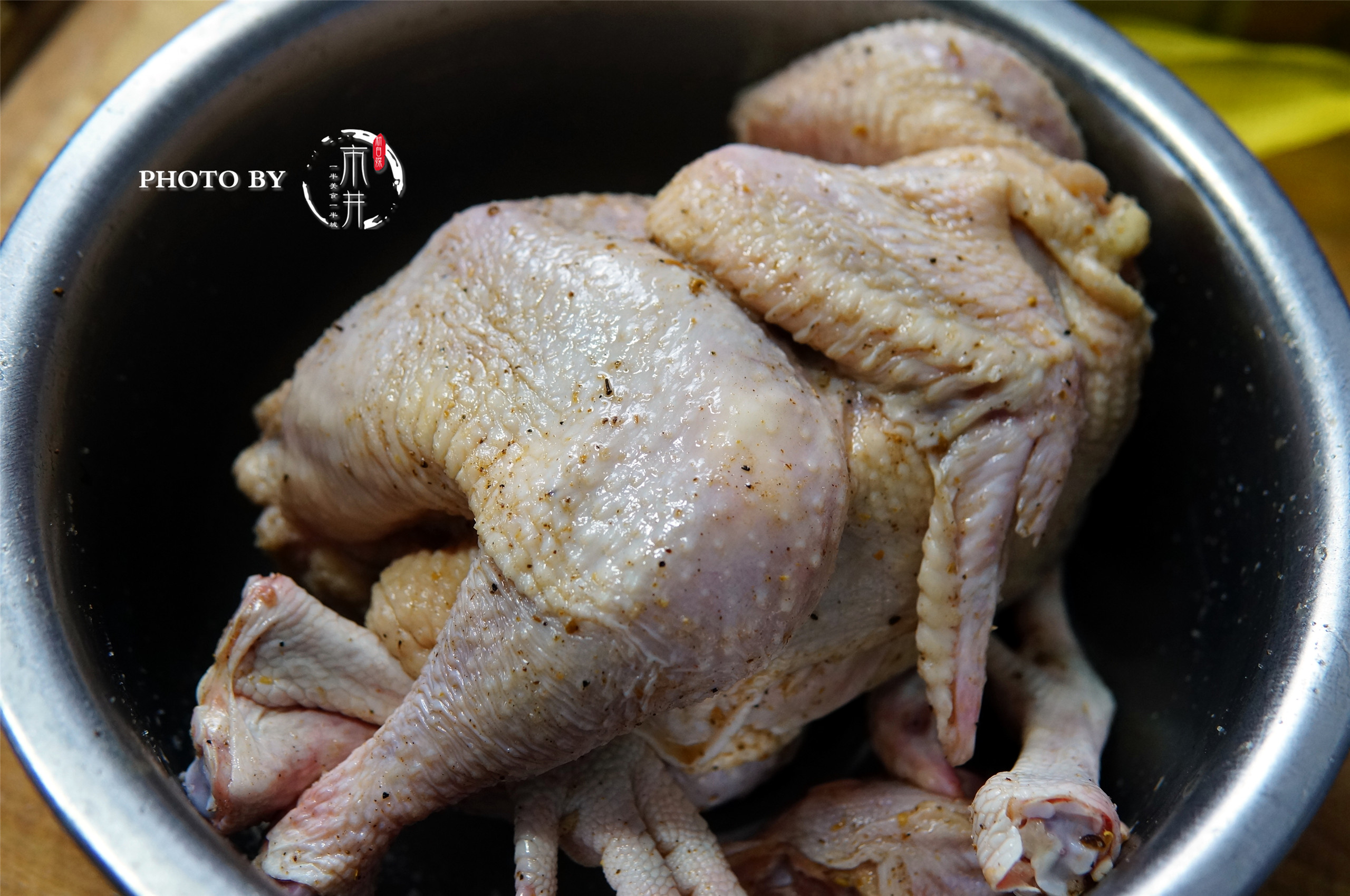 把鸡这样扔进电饭锅不加一滴水,整只鸡直接放电饭煲