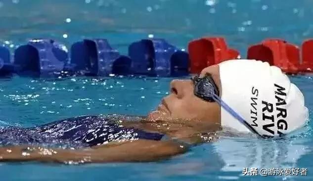 仰泳蹬腿如何不呛水,仰泳转身才不会呛水