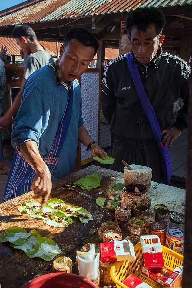 缅甸工人吃槟榔,缅甸人嚼槟榔视频