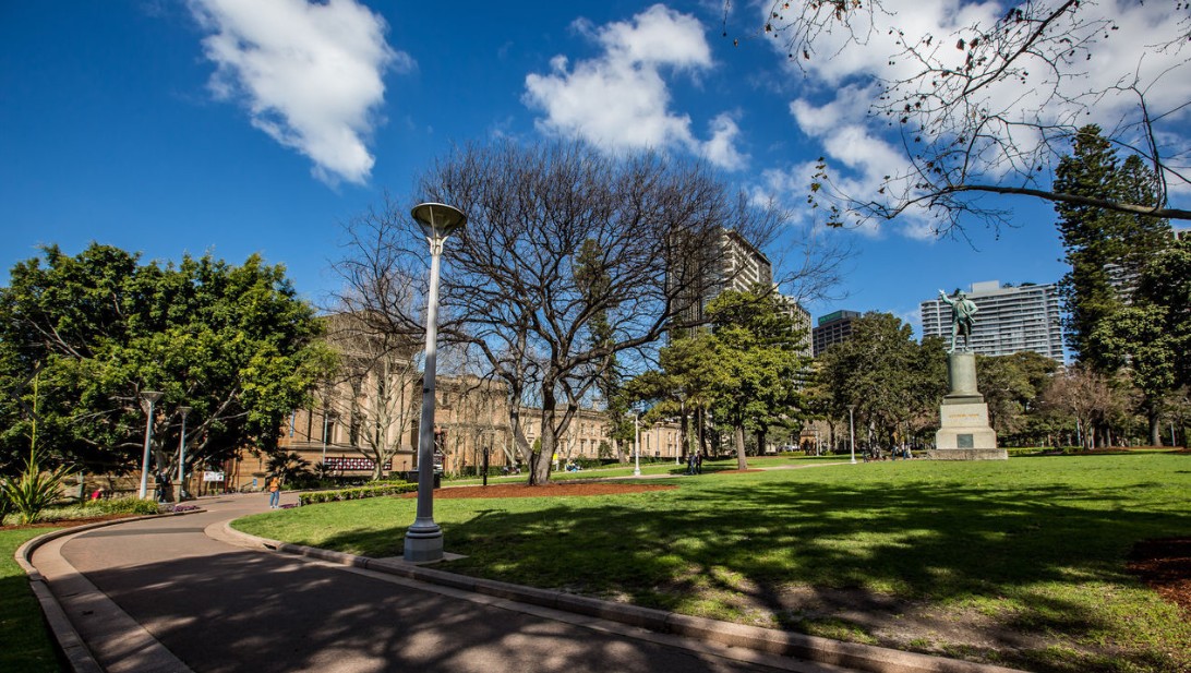 为什么足球要在草坪上踢啊,老球迷踢球