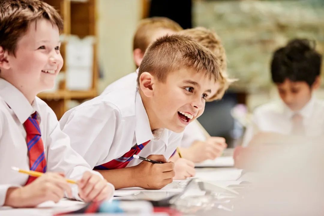 一年级新生一个班100人,一年级新生入学60个班