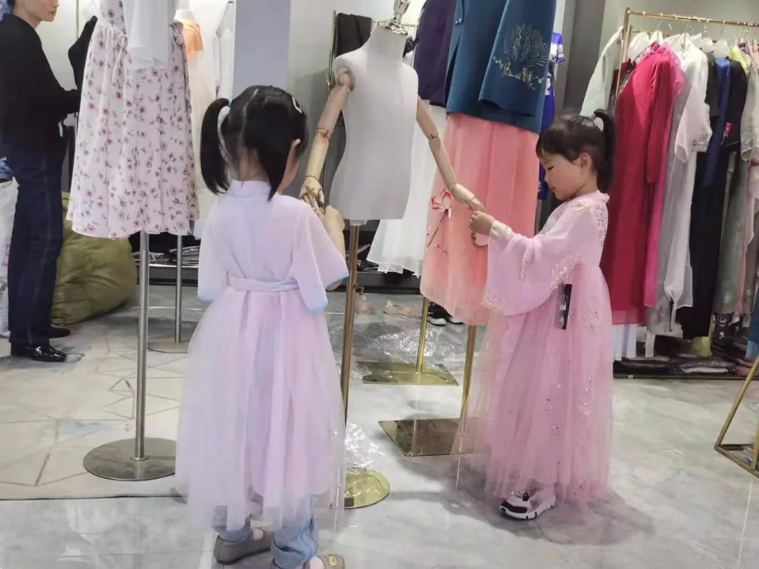 我们坐飞机转火车转老头乐，看到了真实的曹县