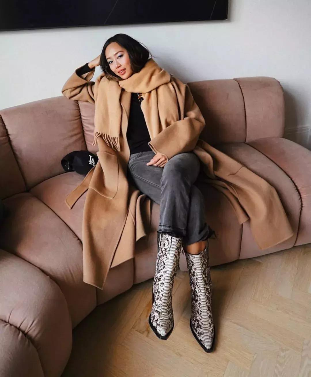 适合羽绒服显脸小围巾的系法,怎么给女生系围巾不会显脸小