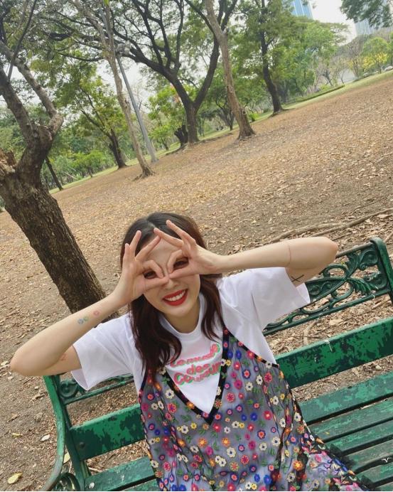 泫雅吊带格子裙,泫雅白色蕾丝上衣舞台