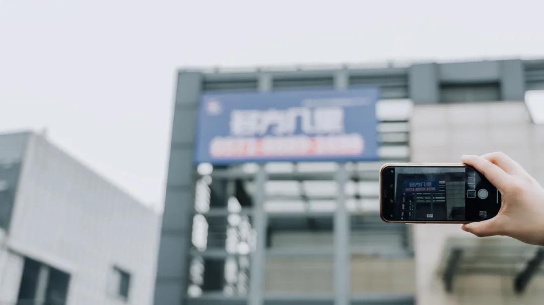 聚是一团火散是满天星完整的,聚是一团火散是满天星