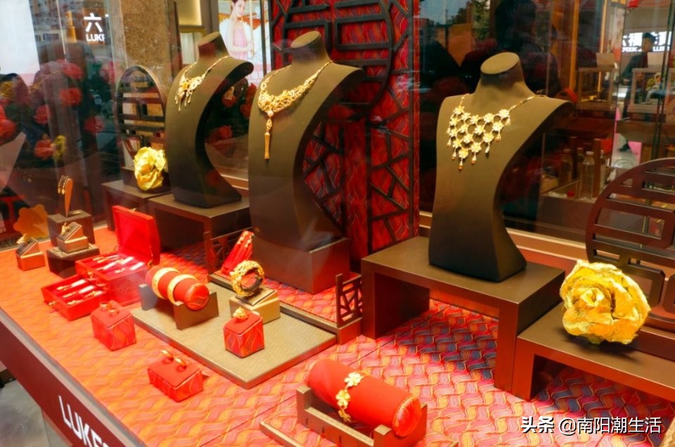 六福珠宝最新七代形象店,六福珠宝中央大街旗舰店