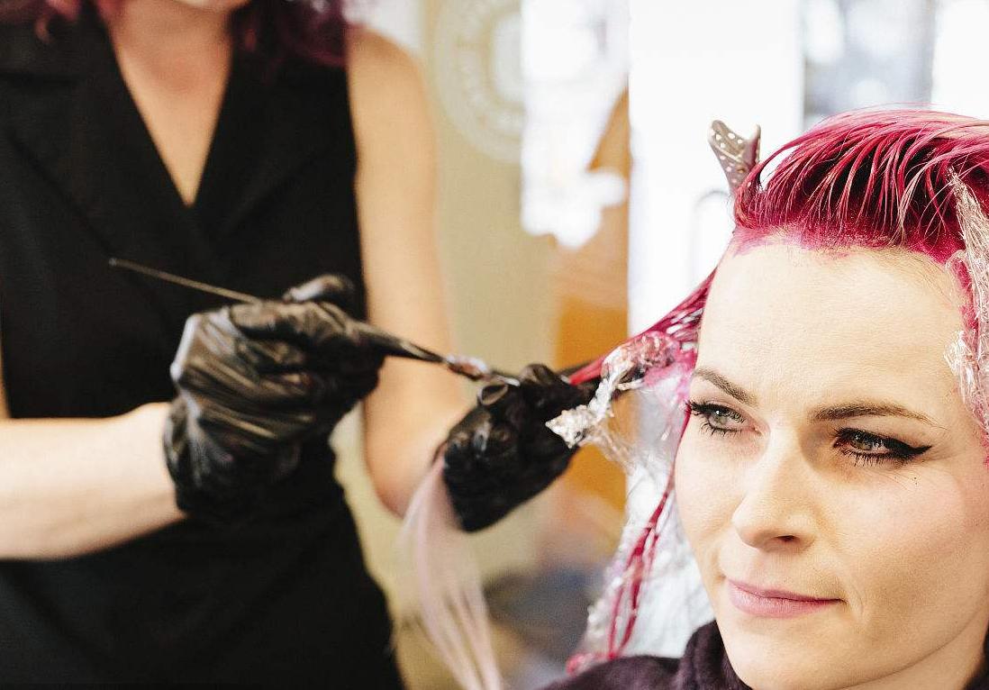 自己染发和理发店染的哪个伤头发,自己染发和去外面染有什么区别