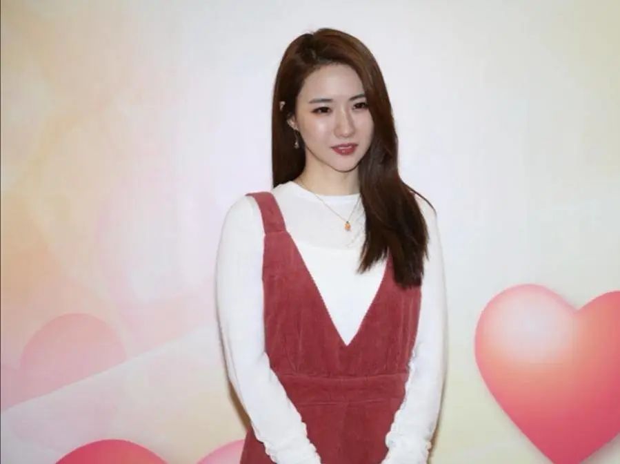 切肤之痛！TVB剧集歌后曾遭父母遗弃：激动直言绝不会弃养爱犬