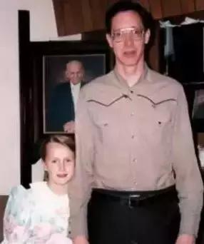 拥有79名妻子、60名子女,性侵亲生女儿......这个男人活在自己的“天堂”里,却是别人的地狱