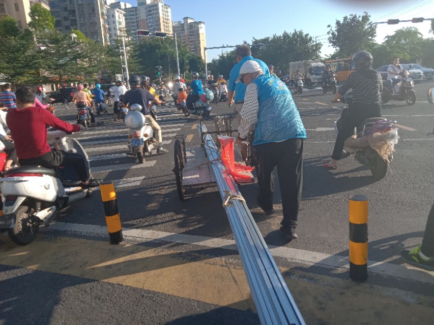 做交通协管员一天13个小时的酸甜苦辣