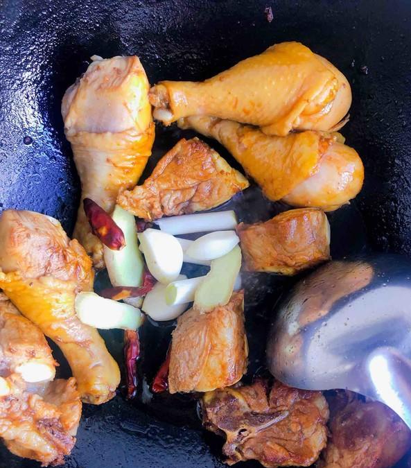 炖排骨时有人先焯水有人直接炖,炖排骨之前需不需要把肉先炒一下