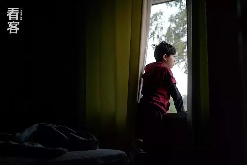 为了娃上学搬到城里,为了孩子全家去泰国读书