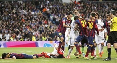 看着都疼的名场面足球,世界足坛十大恶意犯规