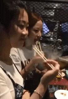 太有意思了,女朋友不屑一顾的表情很到位