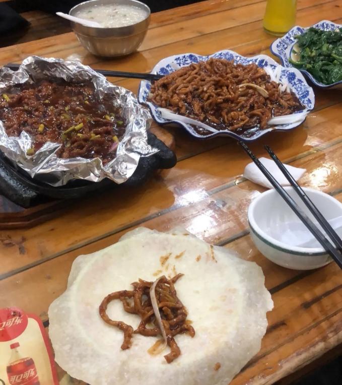 郑州街边的“江湖粥屋”开了很多年，人均30元，老吃家都知道