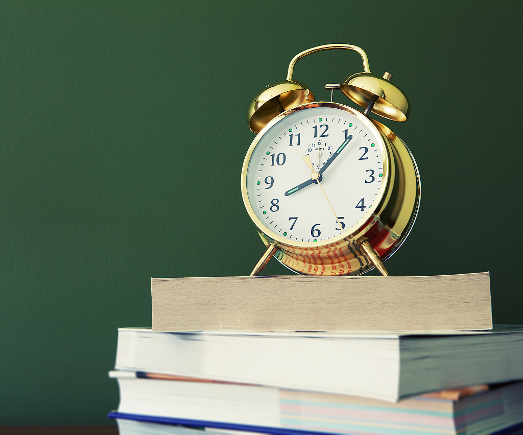 16岁高中情侣交往告诉我们：女儿需要底线教育，儿子需要阳光教育