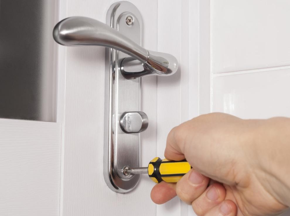 卫生间门锁坏了怎么弄开,卫生间门锁坏了怎么维修