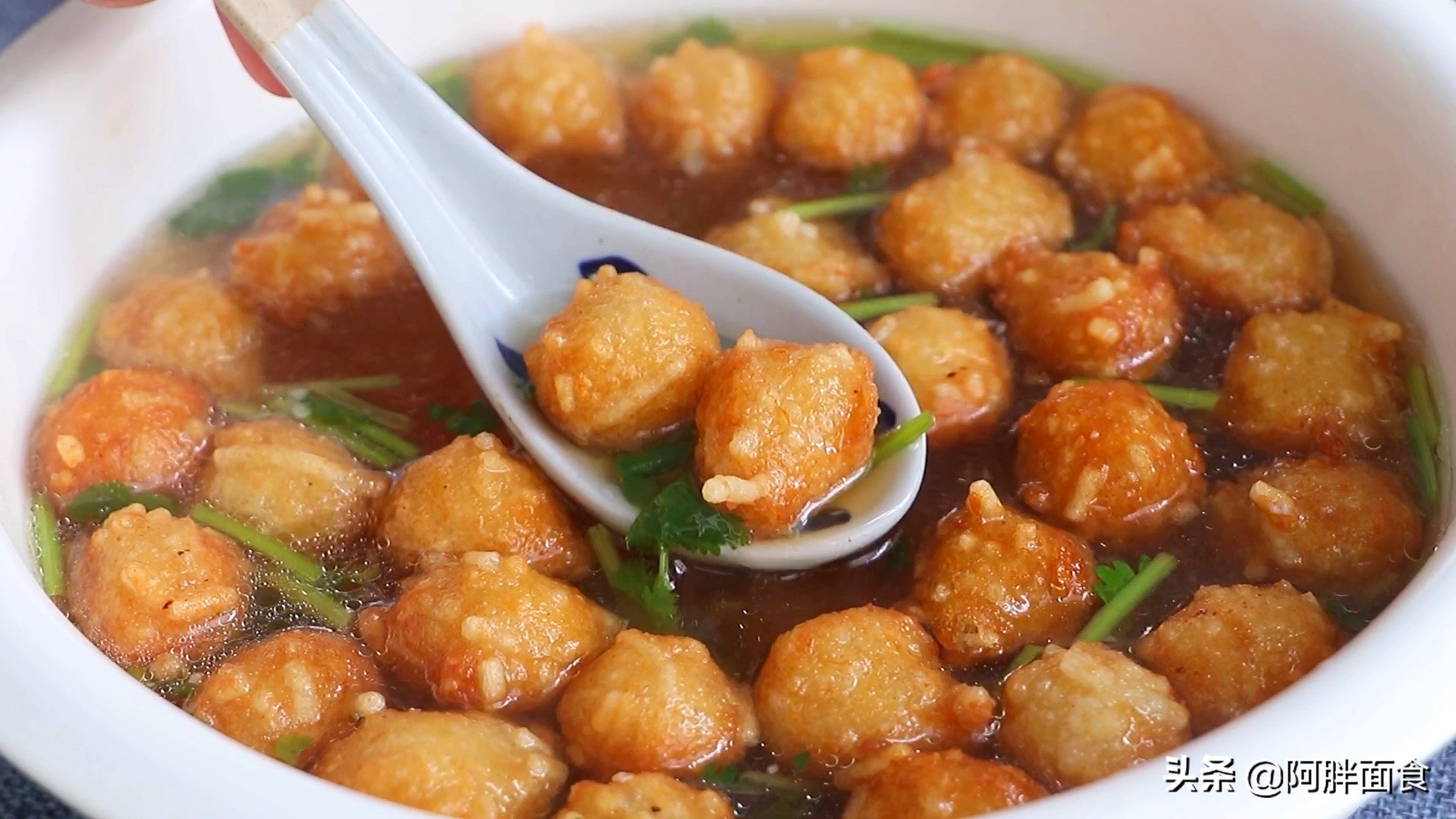 怎样炸丸子酥软好吃,开水烫面炸丸子视频