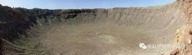 墨西哥海湾陨石撞击坑深度30km,较大的陨石撞击坑又称环形山