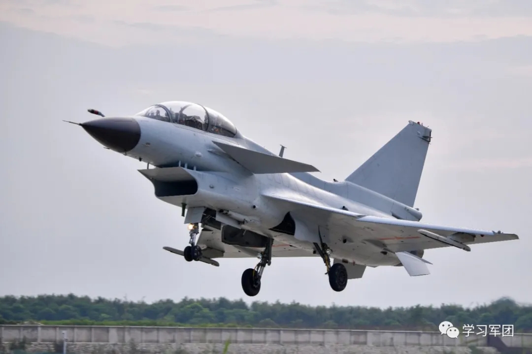 歼10飞行学员展翅蓝天,空军首批歼10飞行学员纪录片