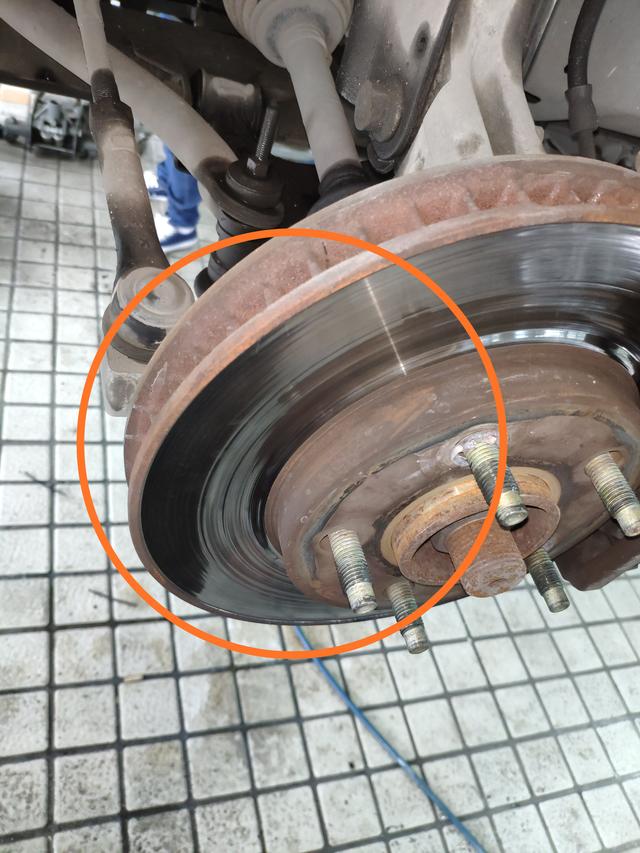 别克君威刹车时方向盘抖,君威遇到坑洼地后轮感觉跑偏