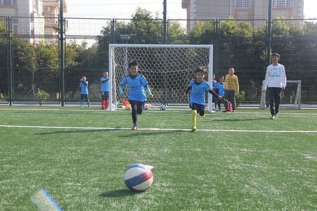 与梦想同行微队课,昆明青少年足球冬令营