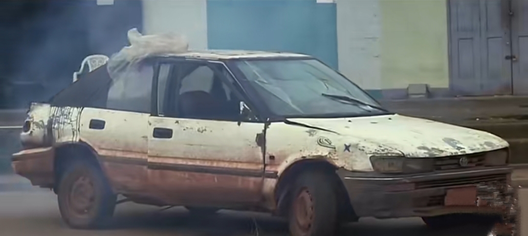 喀麦隆玩命出租车，一辆车坐17人，中国自行车也在非洲遍地开花