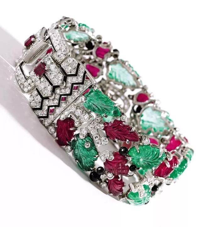 零基础入行，连手稿都一丝不苟，她是成就卡地亚传奇的天才设计师