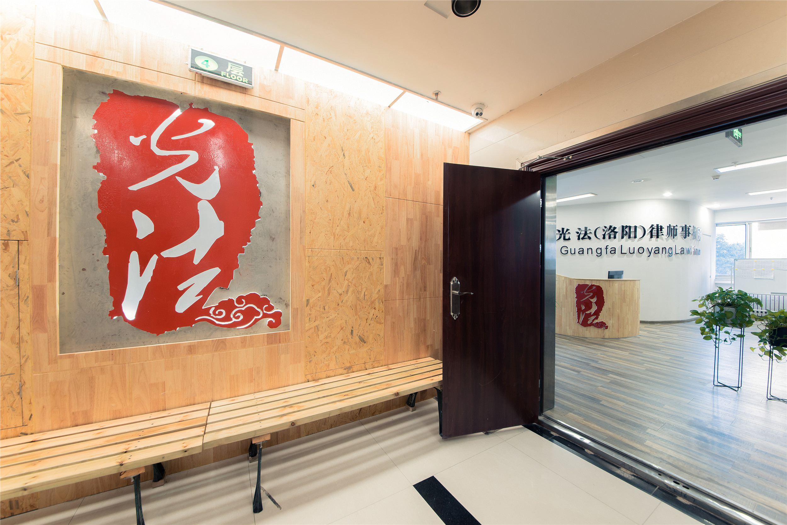 离开交通事故现场后保险公司赔吗,发生交通事故后保险脱险怎么办