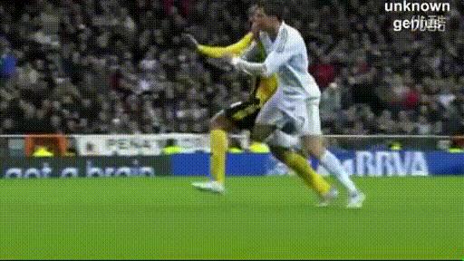 球王也假摔？盘点C罗假摔