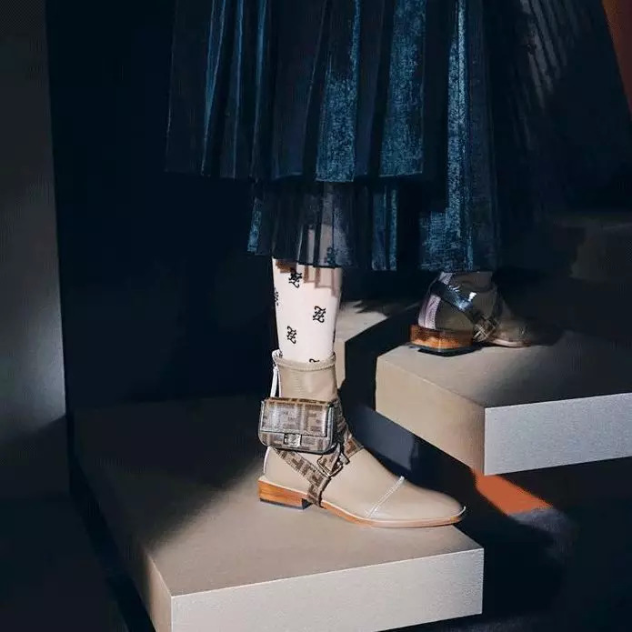 我的胸，我的手指，我的脚腕……都需要一只包包