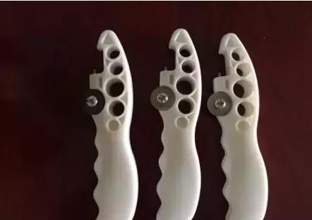 关于曲颈易折安瓿瓶划伤左手的思考