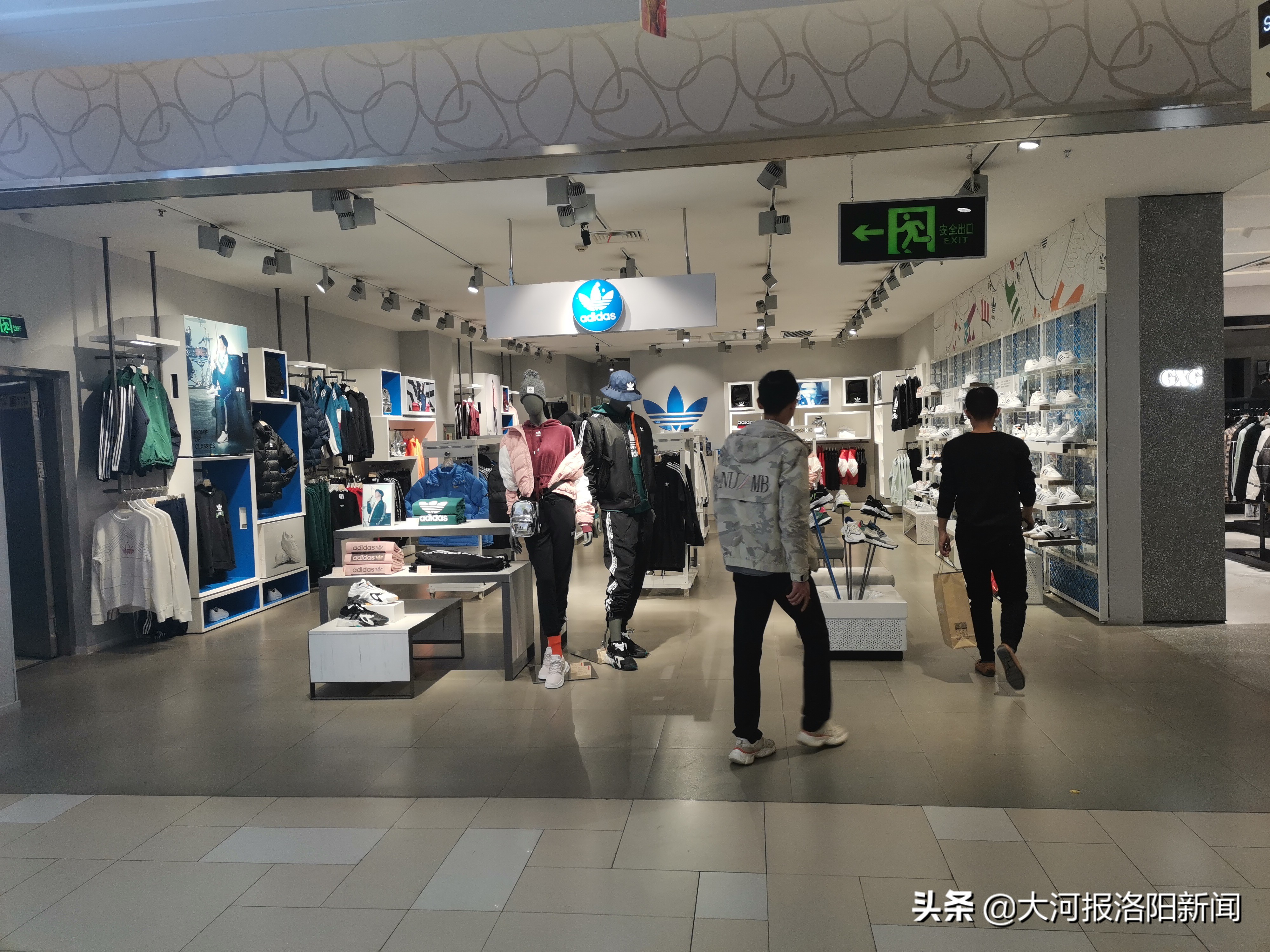 阿迪达斯三杠打官司,男子买阿迪达斯10天坏了